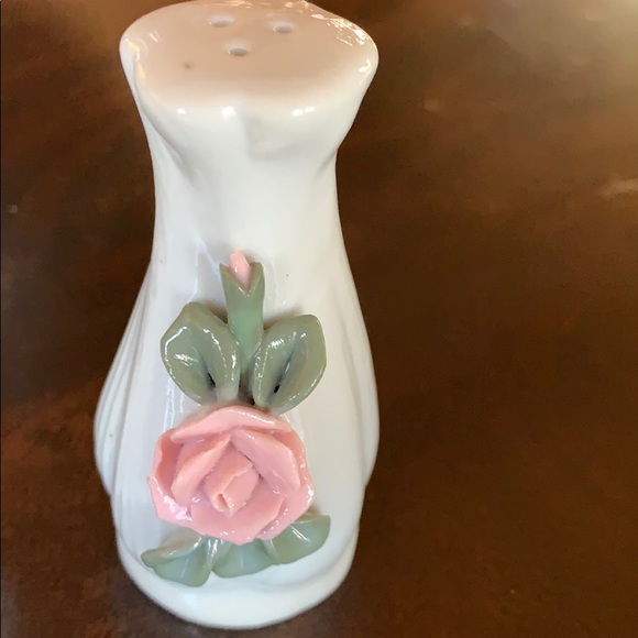 Porcelain rose salt and pepper shakers - Picture 2 of 2